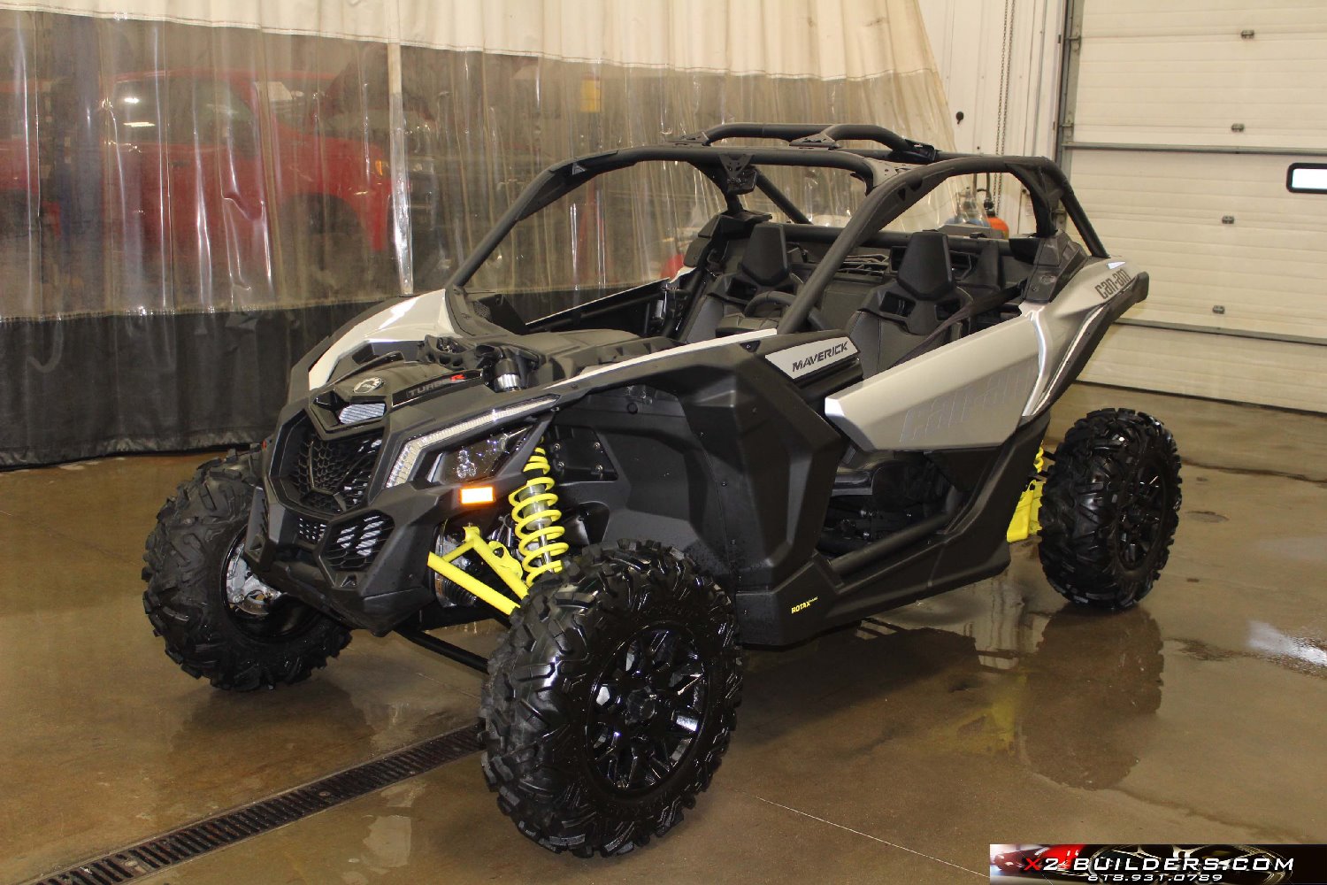 2019 Can Am Maverick X3 TURBO Hyper Silver and Sunburst Yellow